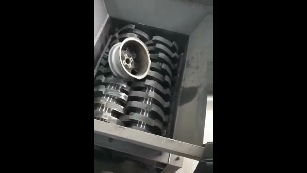 Double shaft shredder for crushing steel drums wheels