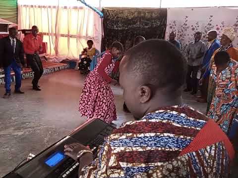 Mtumishi Wa Mungu Bahati Mwamwaja Akimtukuza Mungu 