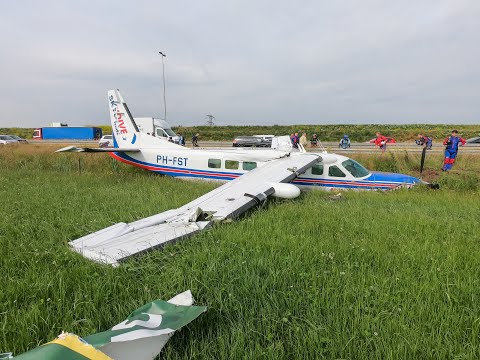 Emergency landing skydive plane with 17 skydivers