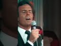 Julio Iglesias moliendo café