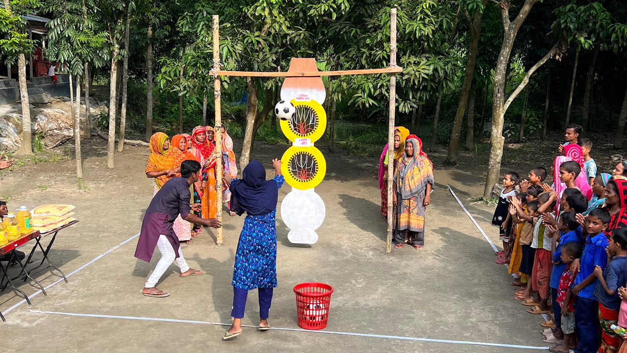 ঝুলন্ত দোলকে বল ছুড়ে পুরস্কার জেতার আজব চ্যালেঞ্জ। নতুন গ্রামে মজার খেলা দেখে ভিড় করলো সবাই
