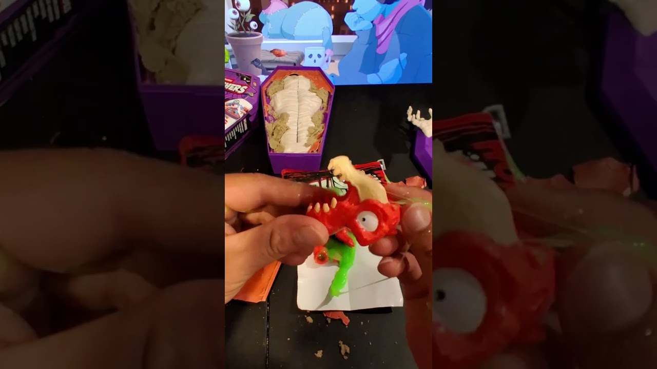 Opening Zuru Smashers Horror House Zombosaur (Red Hand) Casket #christmas #happy #toy #action #zombi