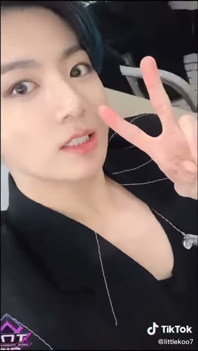 Jungkook pakai baju hitam