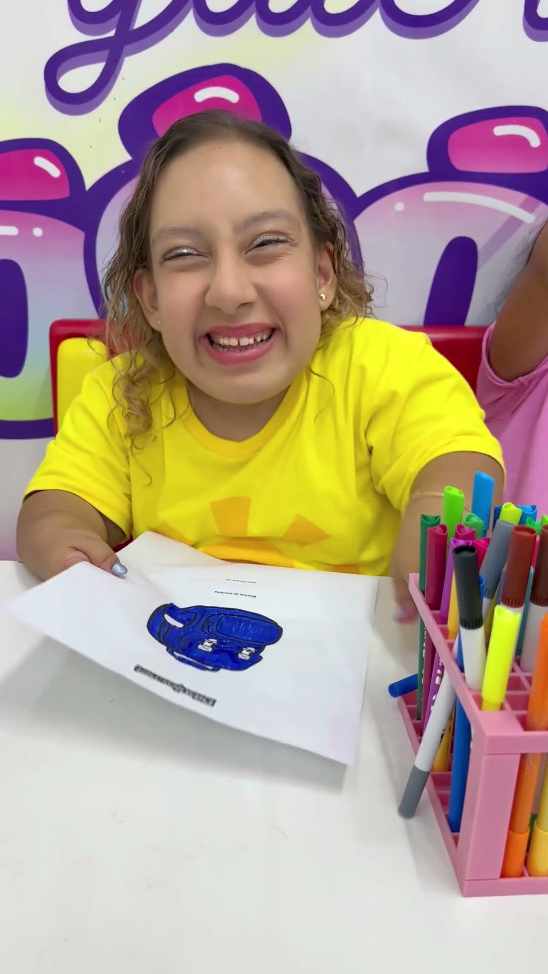 Maria Clara e Bella brincam de transformar desenhos em brinquedos de verdade #shorts
