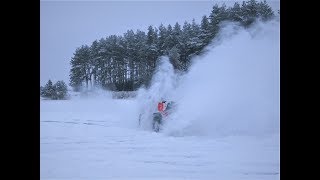 Дрифт на квадроцикле по льду в красивом лесу