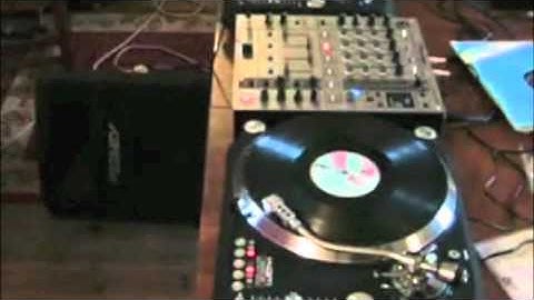 iCrates DJ Tutorial with Ellaskins of djtutor.com | Phasing tutorial with a set of vinyl Turntables