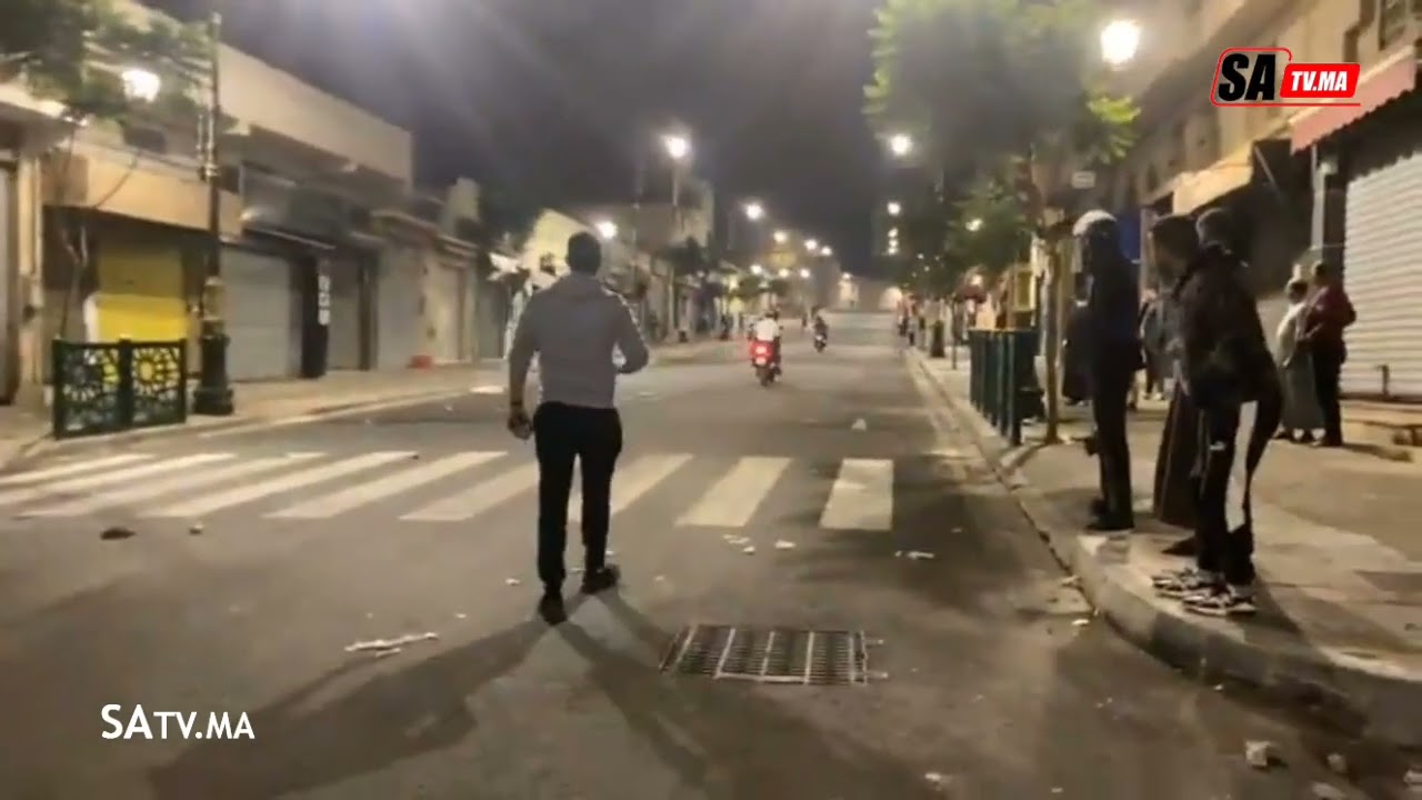 لحظة مؤثرة … بعد نهاية أعمال الشغب بإنزكان تجار يحييون السلطات الأمنية