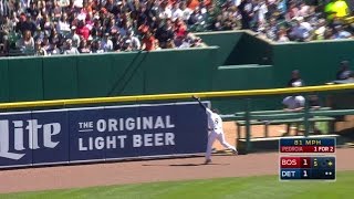 BOS@DET: Upton tracks down fly ball at the wall