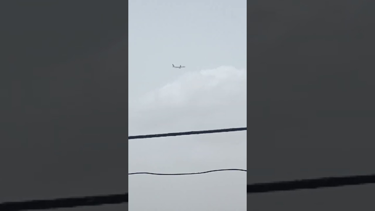Aeroplane is flying fast 😨 from Karachi Airport in Pakistan || 