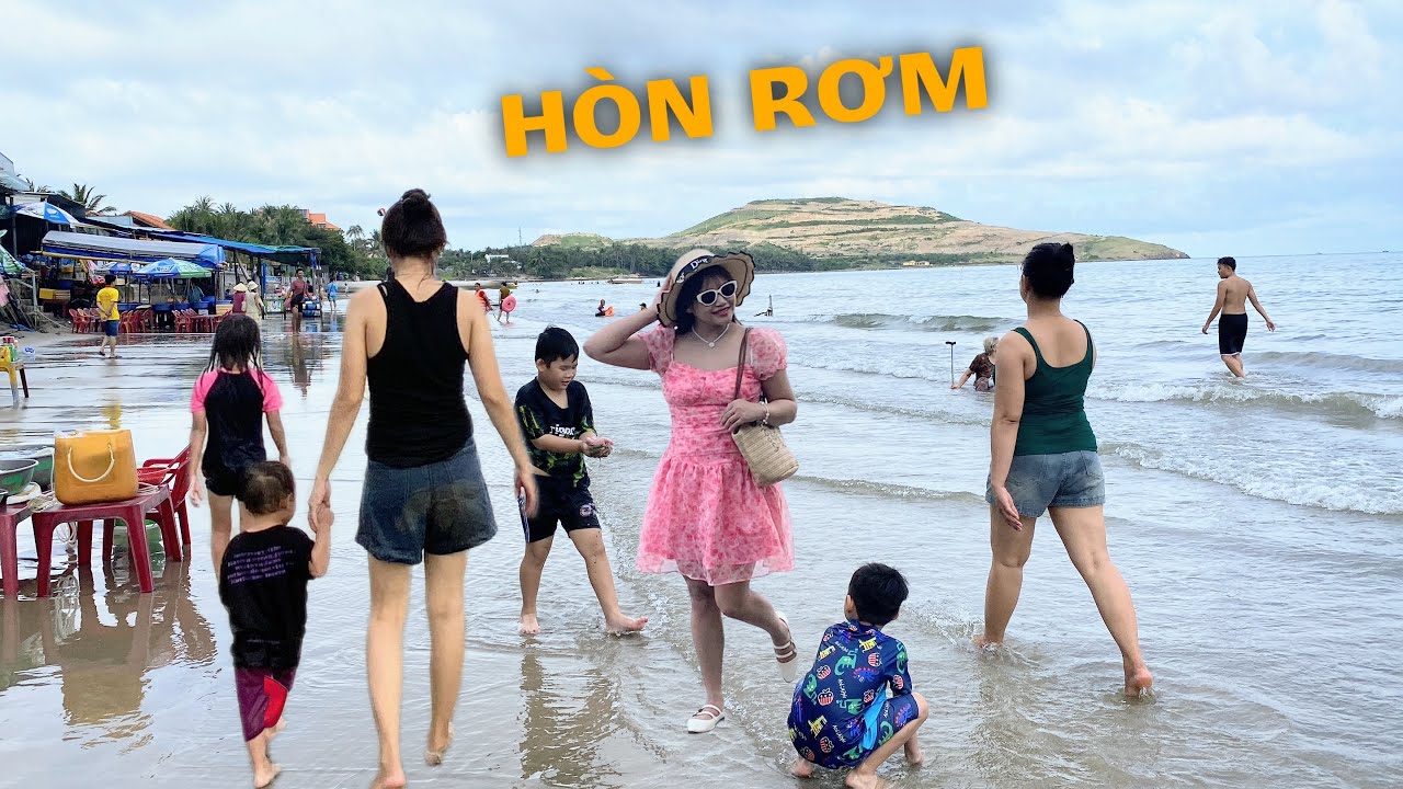 Cuối Chiều Biển Hòn Rơm Luôn Tấp Nập Khách Du Lịch Đến Tham Quan Trải ...