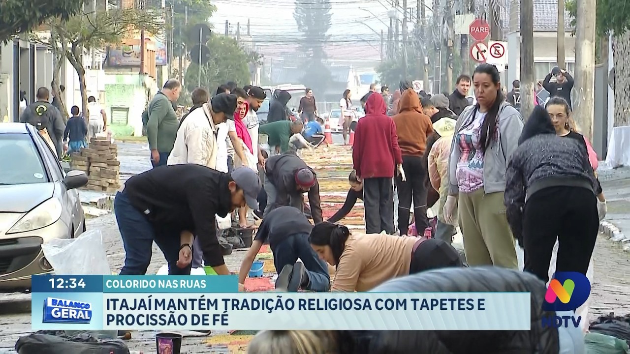 Tapetes e procissão reforçam tradição religiosa em Itajaí