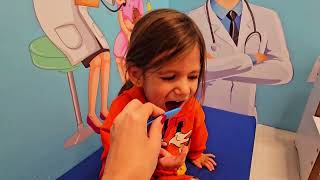 Eva Ve Annesi Oyun Alaninda Doktorculuk Oynuyorlar