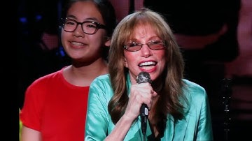 Thumbnail of Carly Simon Sings Coming Around Itsy Bitsy Spider at 2017  (ímpériorectv)