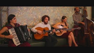 Manouchedrome Trio ft. Alina Sapranidou - La Valse Des Niglos Resimi