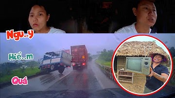 Gặp T..a.i Nạ..n Ngay Trước Mặt Khi Hai Vợ Chồng Đi Mua Đồ Trang Trí Nhà Tranh Vách Đất / Quế Nghịch