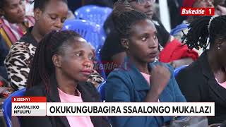 Okusabira omutandisi w’amassomero ga Hormisdallen. Abantu bakungaanidde ku kkanisa