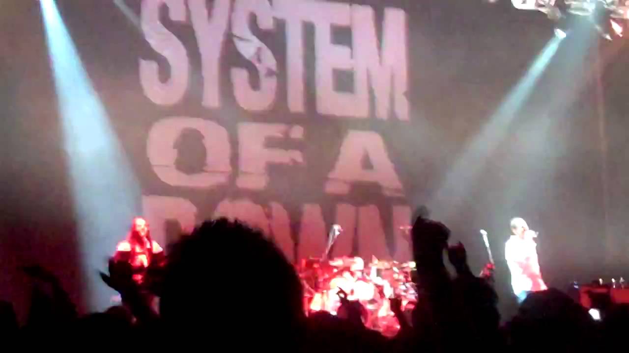 Рок атака радио. Оформление сцены на концерте System of a down.