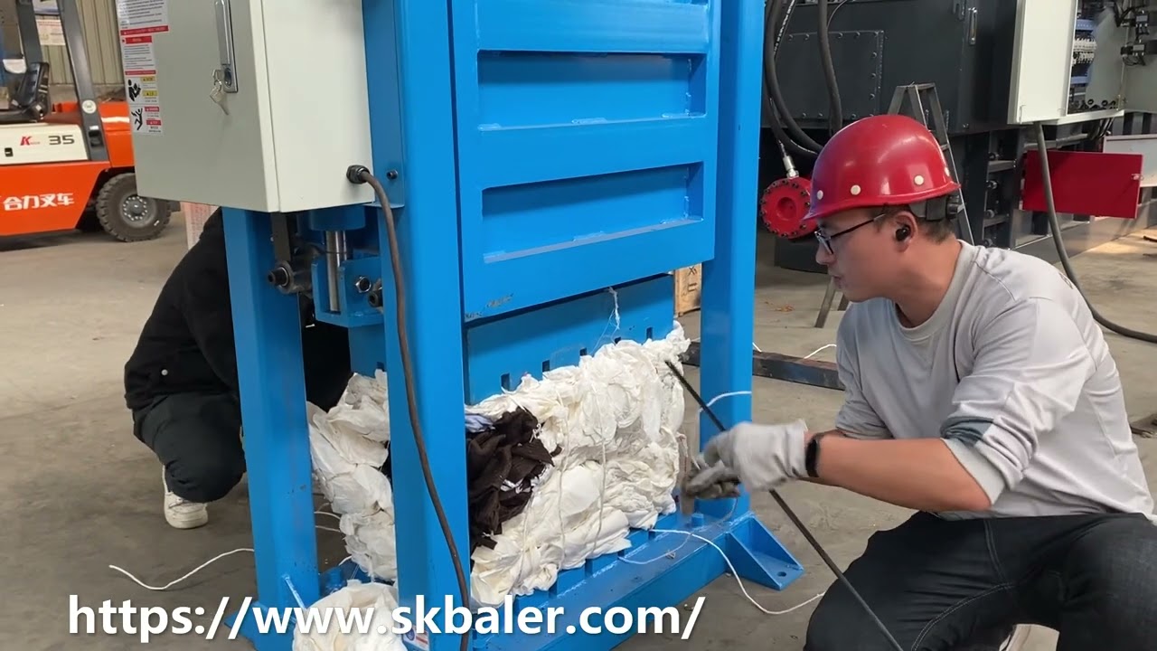 Vertical waste cotton baler machine in China, high quality hydraulic lifting chamber press machine.