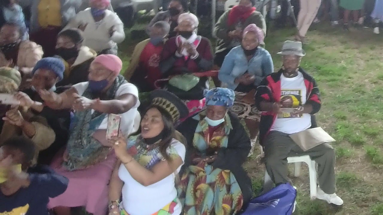 Zibukele uKhuzani epeformer eNkandla ejatshulelwa zinkumbi zabantu.