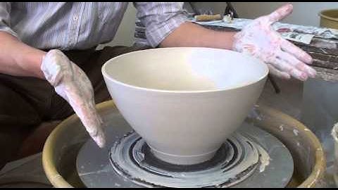 171. Throwing a Thin Wall 4-lb Bowl with Hsin-Chuen Lin 林新春 四磅大碗拉坯示範