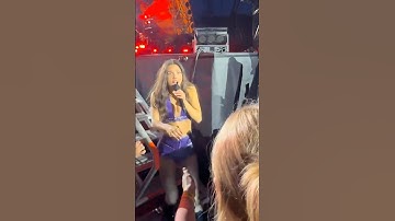 the way Olivia and Sabrina greeting fans during barricade😭 #oliviarodrigo #sabrinacarpenter