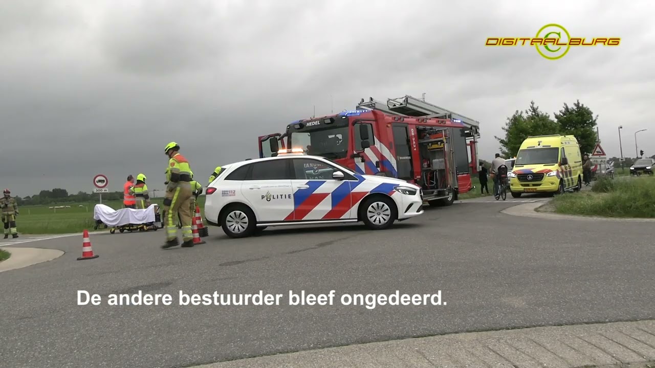 Twee auto’s belanden in sloot bij ongeval in Hedel, vrouw gewond