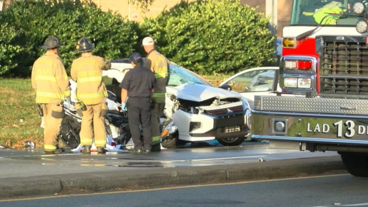 Medic: 2 killed in ‘serious’ crash reported in west Charlotte - YouTube