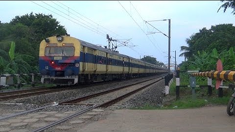 Fast And Furious Jangipur To Sealdah MEMU Express Dangerous Moving Through Out Railgate