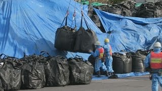 積み上げられた汚染土 中間貯蔵施設の保管場を公開
