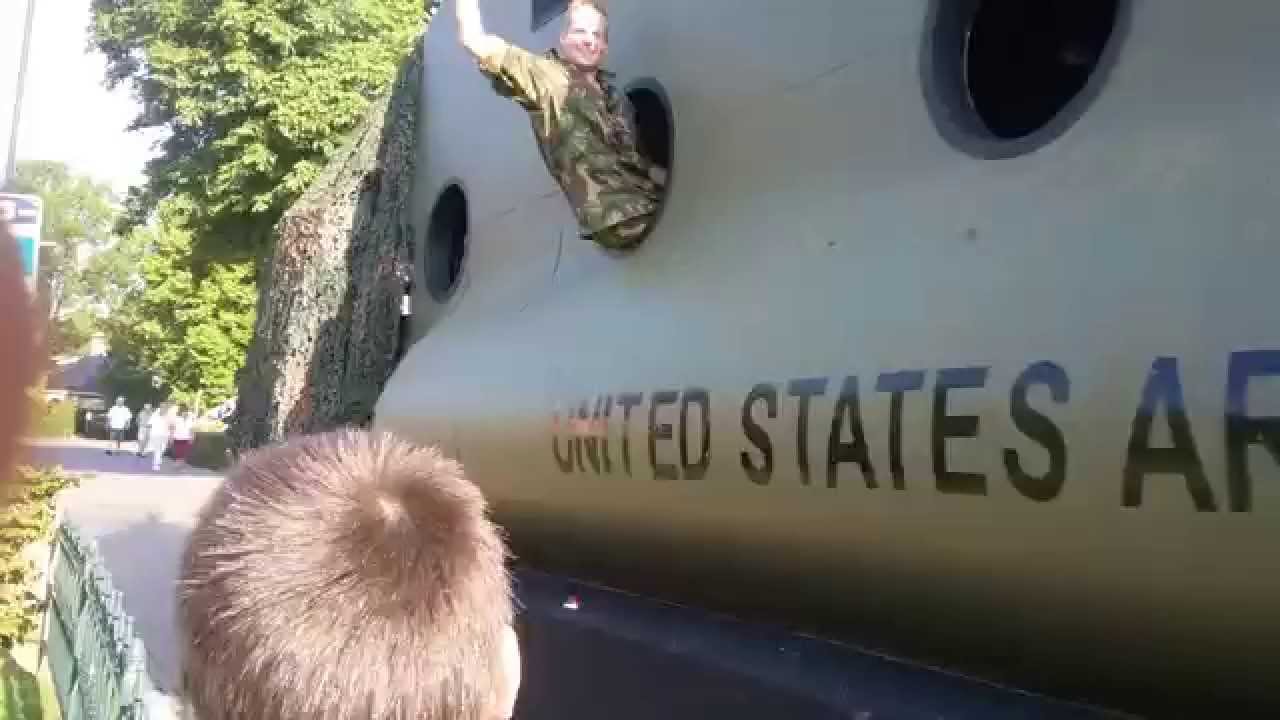 Chinook binnenkomst dorpsfeest Morra Lioessens