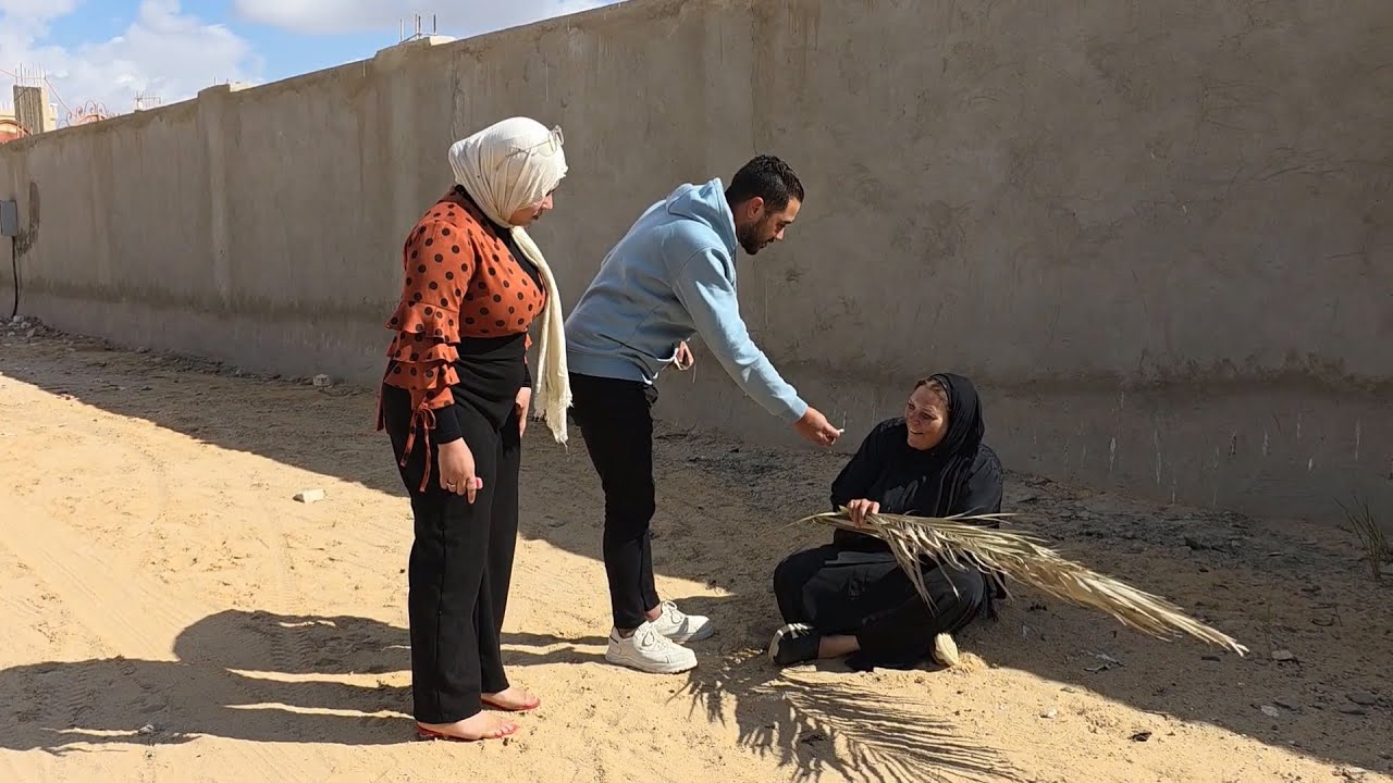 اخد ست من الشارع عشان يساعدها واكتشف انها تبقى امه التايهه من25سنه ! فماذا فعل