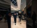 Homens com serpentes são flagelados em shopping