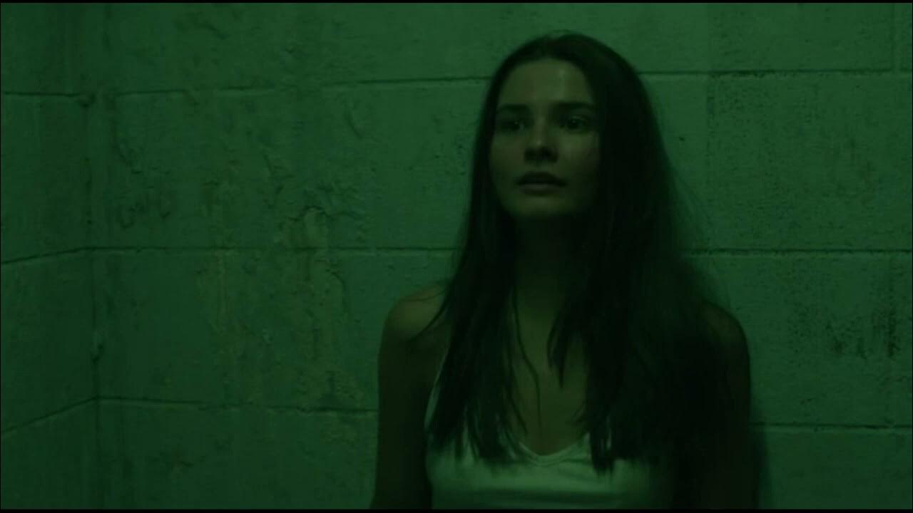 Девушка в темной комнате. Девушка в подвале реальная. Девушка которую заперли в подвале. Girl in the basement 2021. Девушка запертая в подвале.