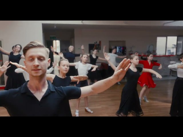 We offer Urban Dance and Dancesport classes for kids and teenagers in Vienna, tailored to different skill levels. Whethe