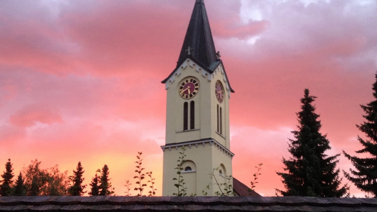 18. Boven waar de levensbomen -  Above where the living trees