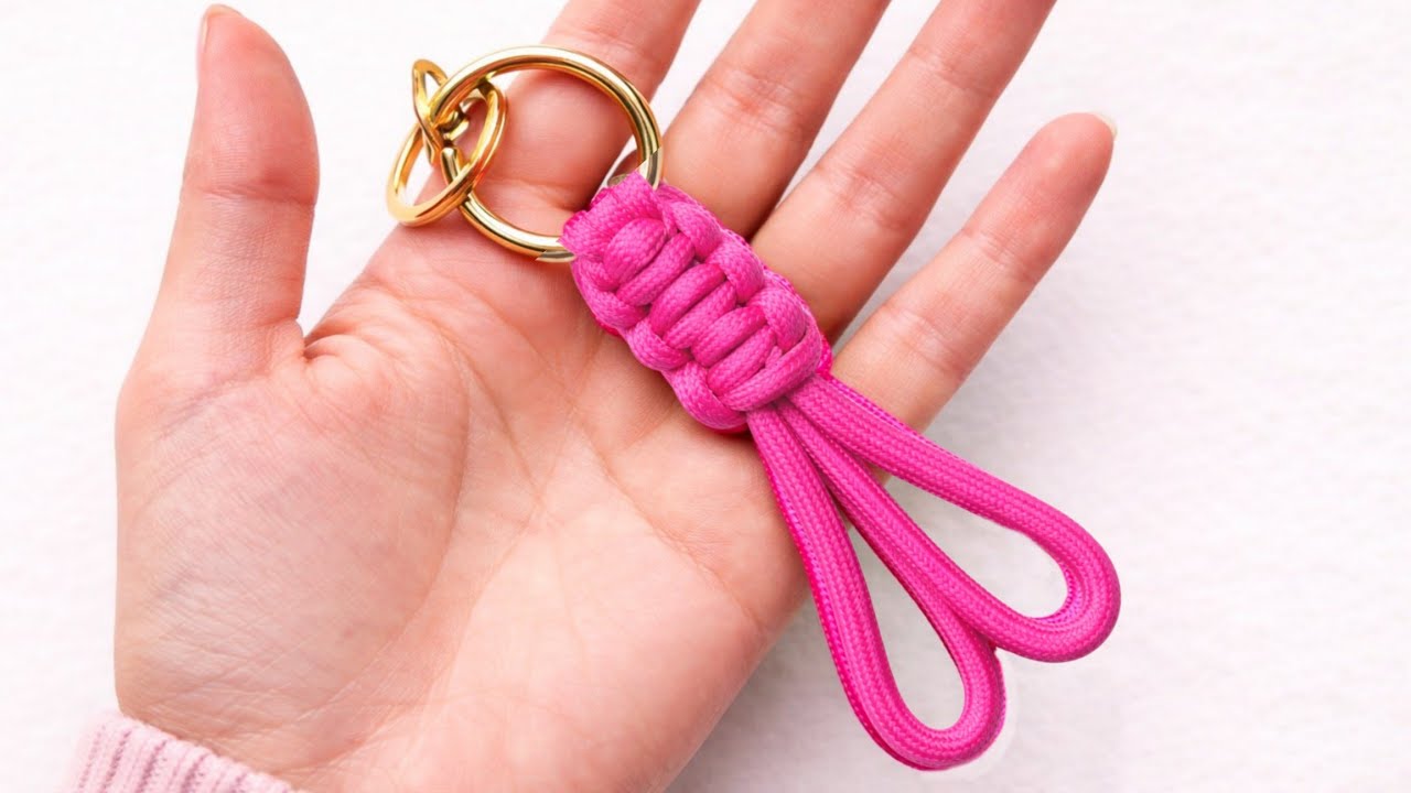 Простой узелок… и в результате получился роскошный брелок, который приковывает к себе всеобщее вн...