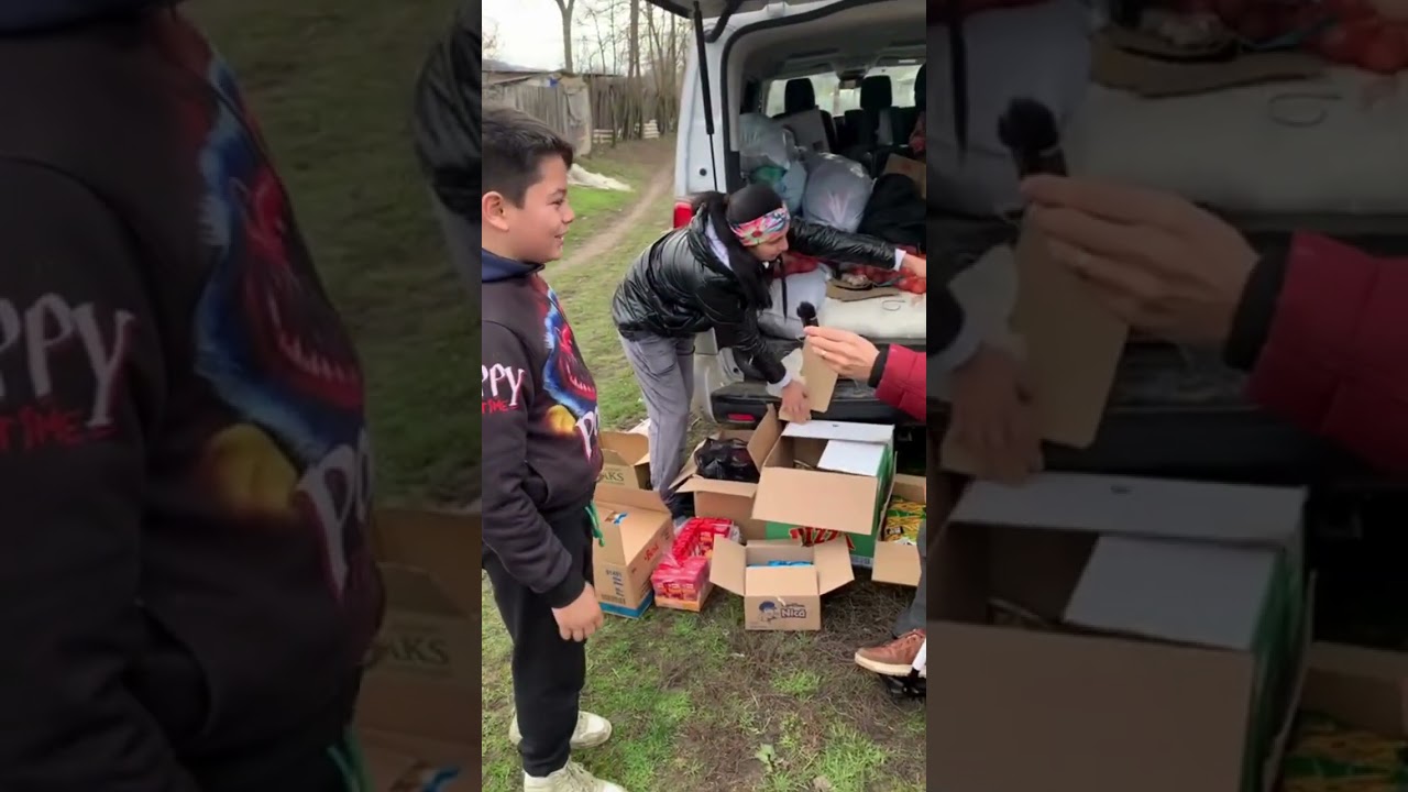 În următorul Sat am distribuit dulciuri pentru cei mici si pentru cei mari făină și cartofi