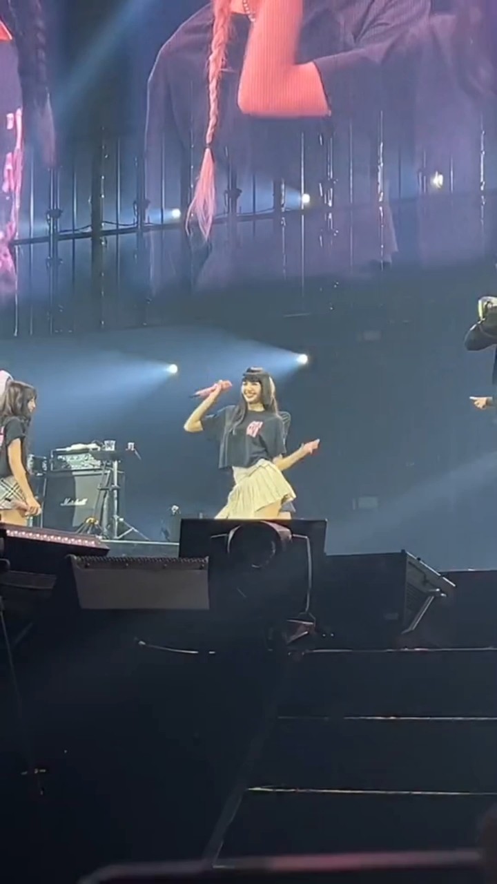 BLACKPINK trying JENNIE'S SOLO dance challenge #jennie #jisoo #lisa #rosé #blackpink #shorts