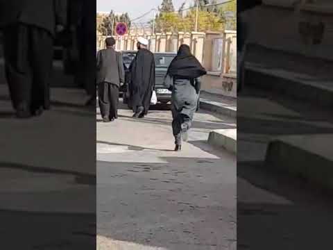 امرأة إيرانية تطير عمامة الكاهن الشيعي الرافضي والله تسلم يدك ياسيدة النساء