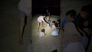 bermain pasir di kegelapan malam di pulau terpencil
