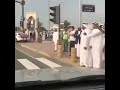 مقطع رهيب ومتواضع للشيخ محمد بن زايد عند عبور المشاة مع بعض المواطنين ربي يرفع قدرك