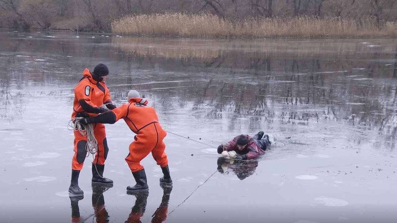 Спасение человека провалившегося под лед. Водолаз на льду.
