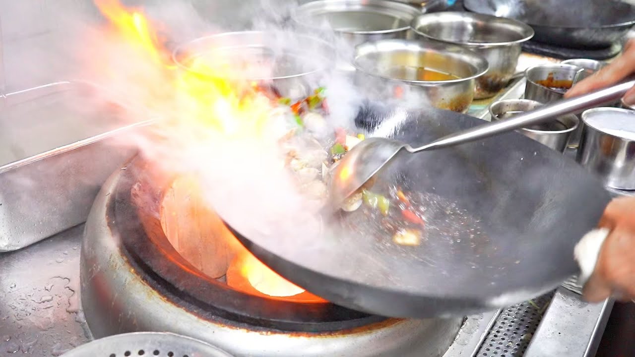 送酒一流【鑊氣炒蜆】師傅秒炒 簡直快又專業 唔知你想食邊碟？Hong Kong chef quickly stir-fries clams in a wok, professionally.