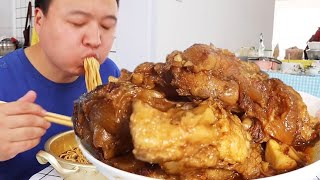 Braised Beef Bone In A Pot, Soft And Delicious, Fat But Not Greasy | Mukbang