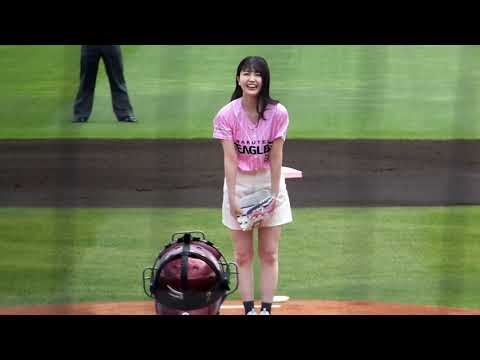 久保史緒里さん始球式でナイスピッチング！21年5月30日(日)