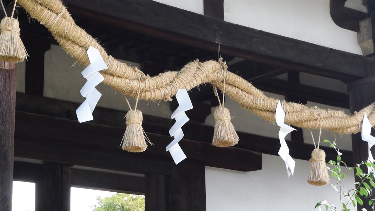 東大寺転害門のしめ縄新調 奈良市 - YouTube