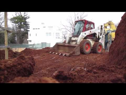 S300 SKID STEER LOADER DIGGING DIRT