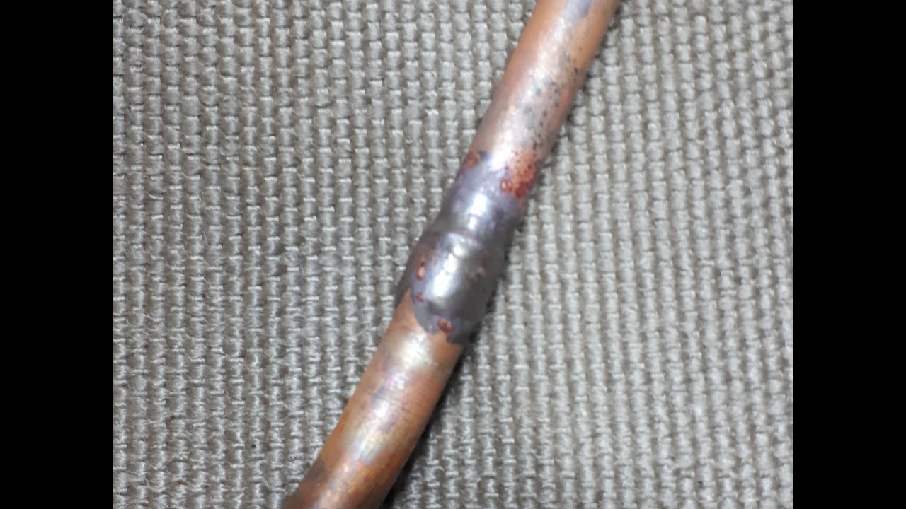 Σκληρή κόλληση χαλκοσωλήνα με φλόγιστρο συγκόλλησης και πυρίμαχο ύφασμα.