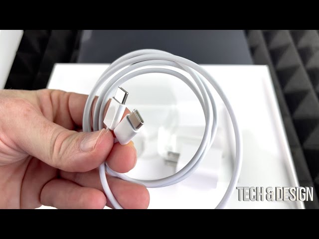 What Cable does the New iPad Pro 2022 - 12.9” (5th Generation) come with ?  