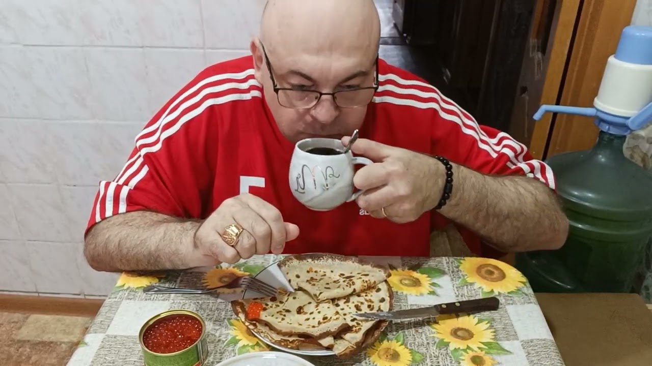 Мукбанг. Блины с красной икрой и кофе. Проклятье старой ведьмы.